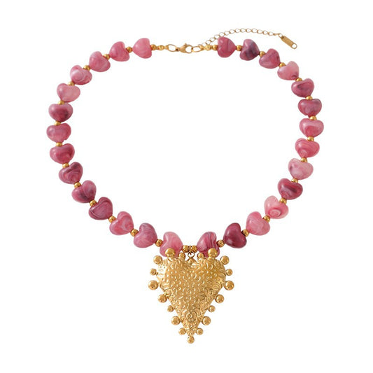 Fashionable and light luxury heart-shaped colored beaded resin necklace