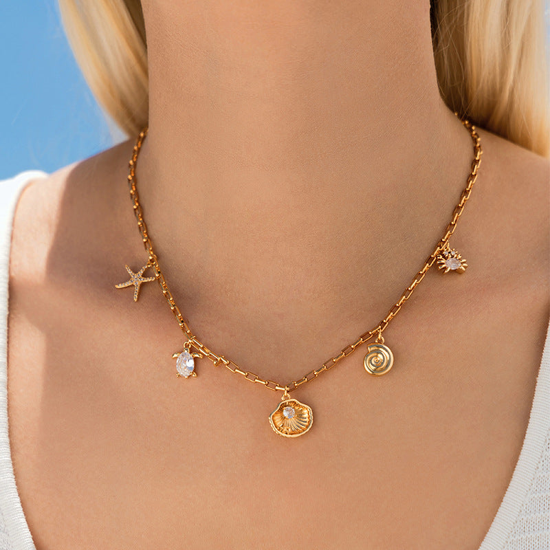 collar con dije de cobre bañado en oro de 18K