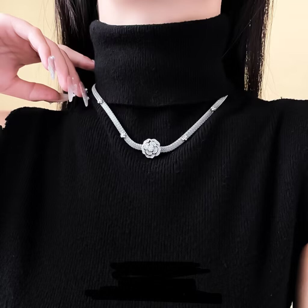 Elegant collarbone necklace