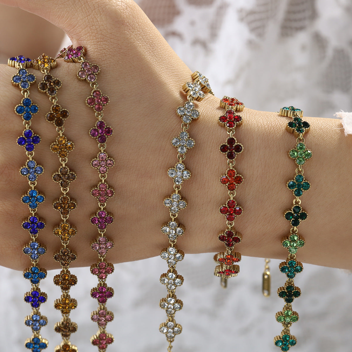Luxurious and exquisite four-leaf clover bracelet with full diamonds