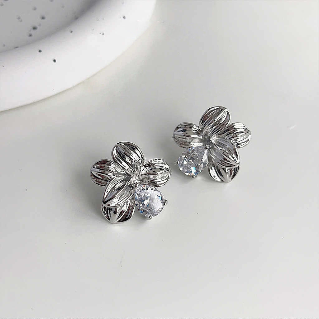 Flower zircon earrings