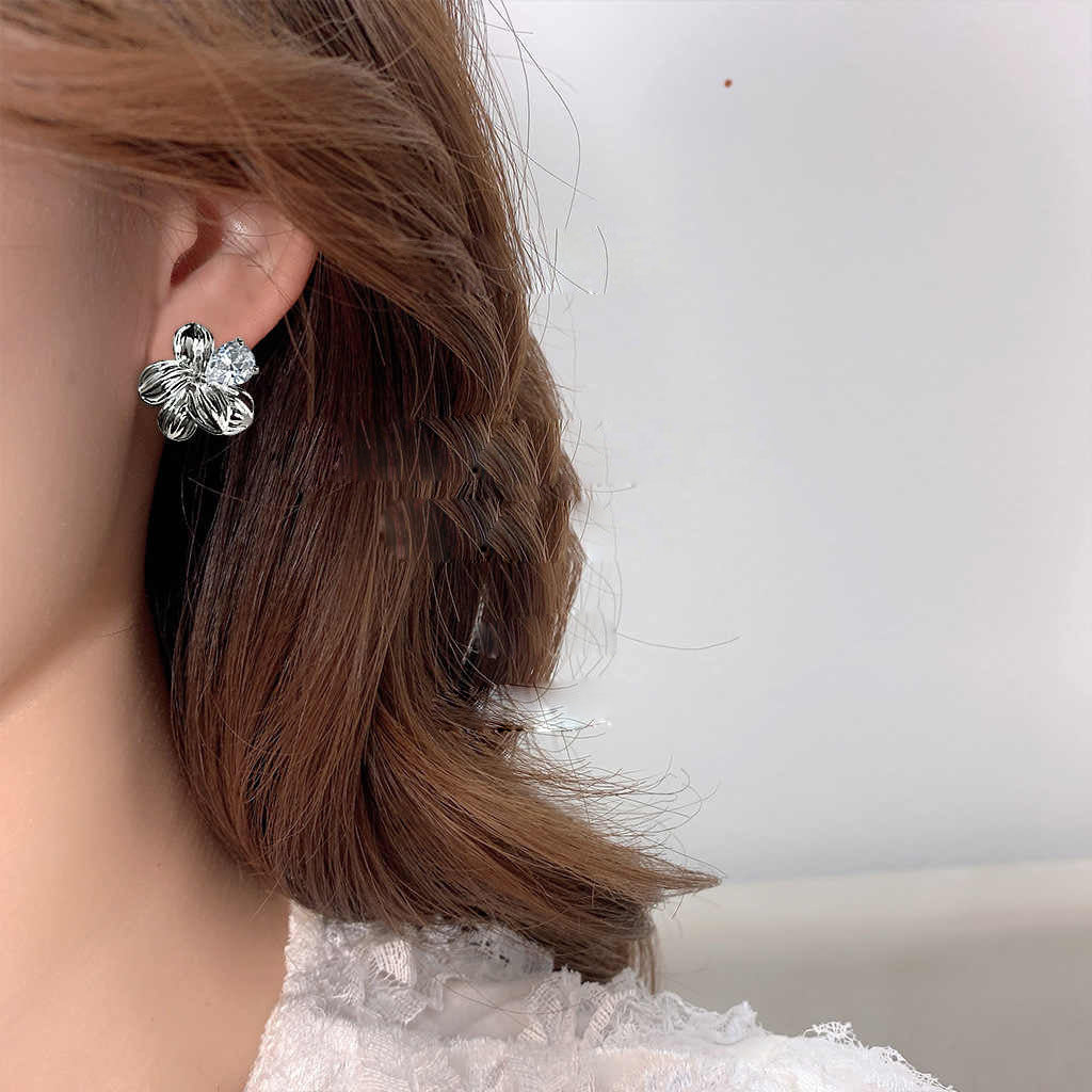 Flower zircon earrings