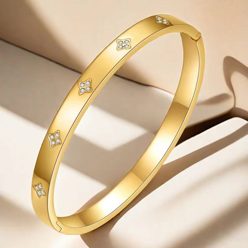 Tarnish-free waterproof stainless steel bangle